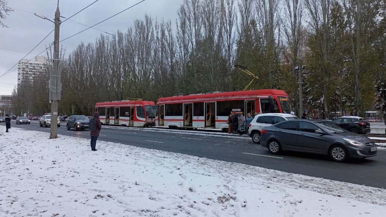 В Самаре утром сошел с рельсов трамвай на пр. Л...