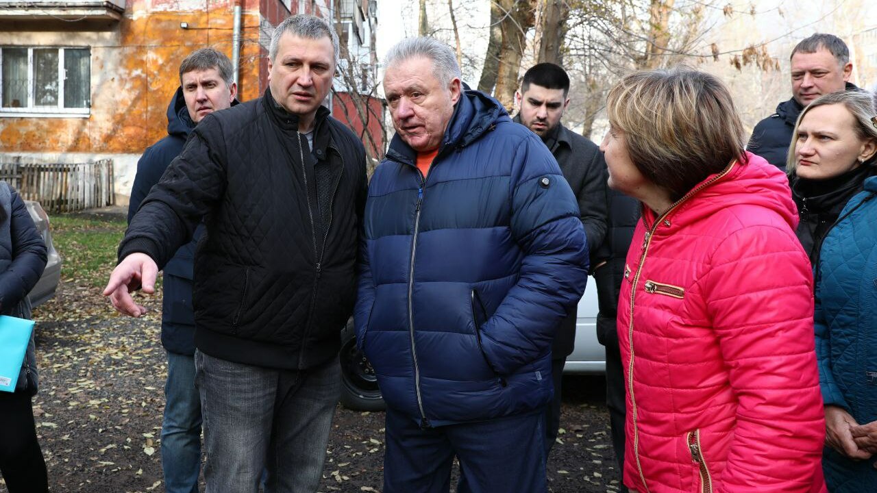 Глава города Иван Носков разъяснил самарцам порядок благоустройства дворов Он встретился с горожанами, обратившимися к нем...