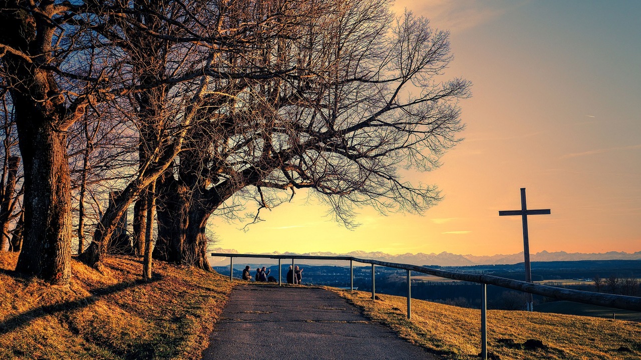 Богослов объяснил духовную навигацию: крест благословляет путников и защищает Придорожные кресты ранее могли быть символами с...