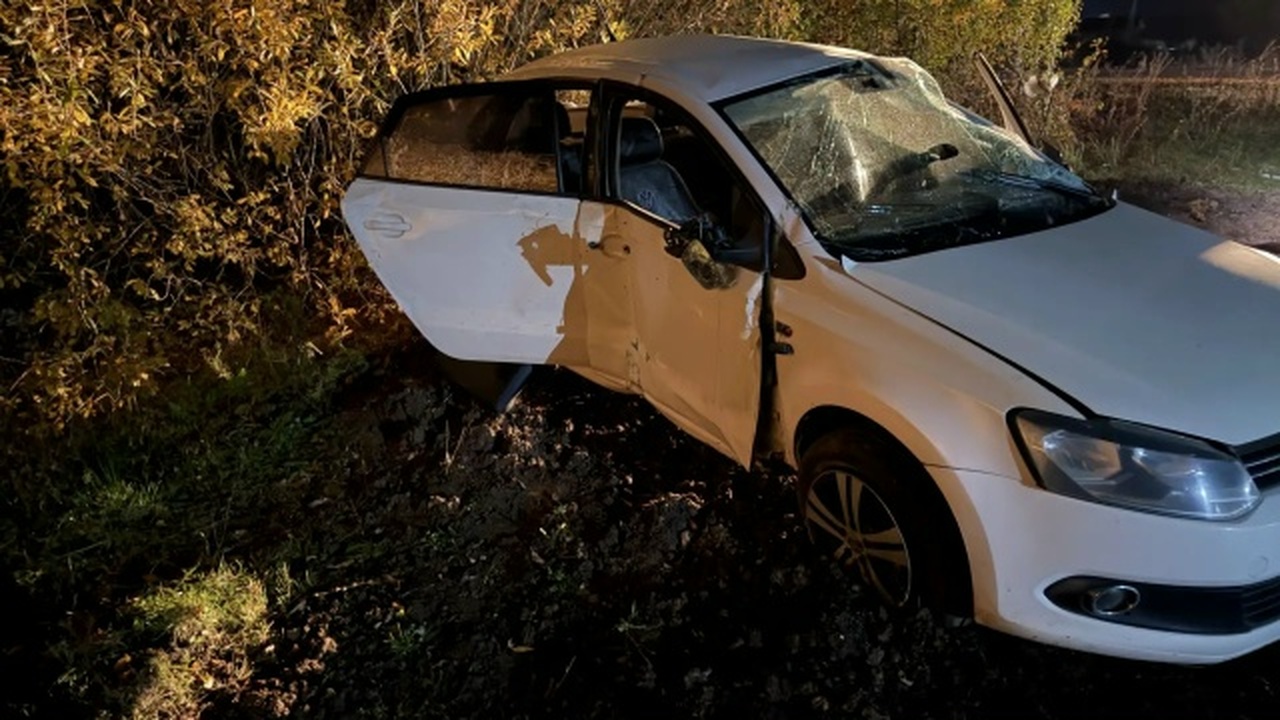 В Ставропольском районе после опрокидывания Volkswagen госпитализировали двоих В ходе аварийно-спасательных работ пожарные отк...