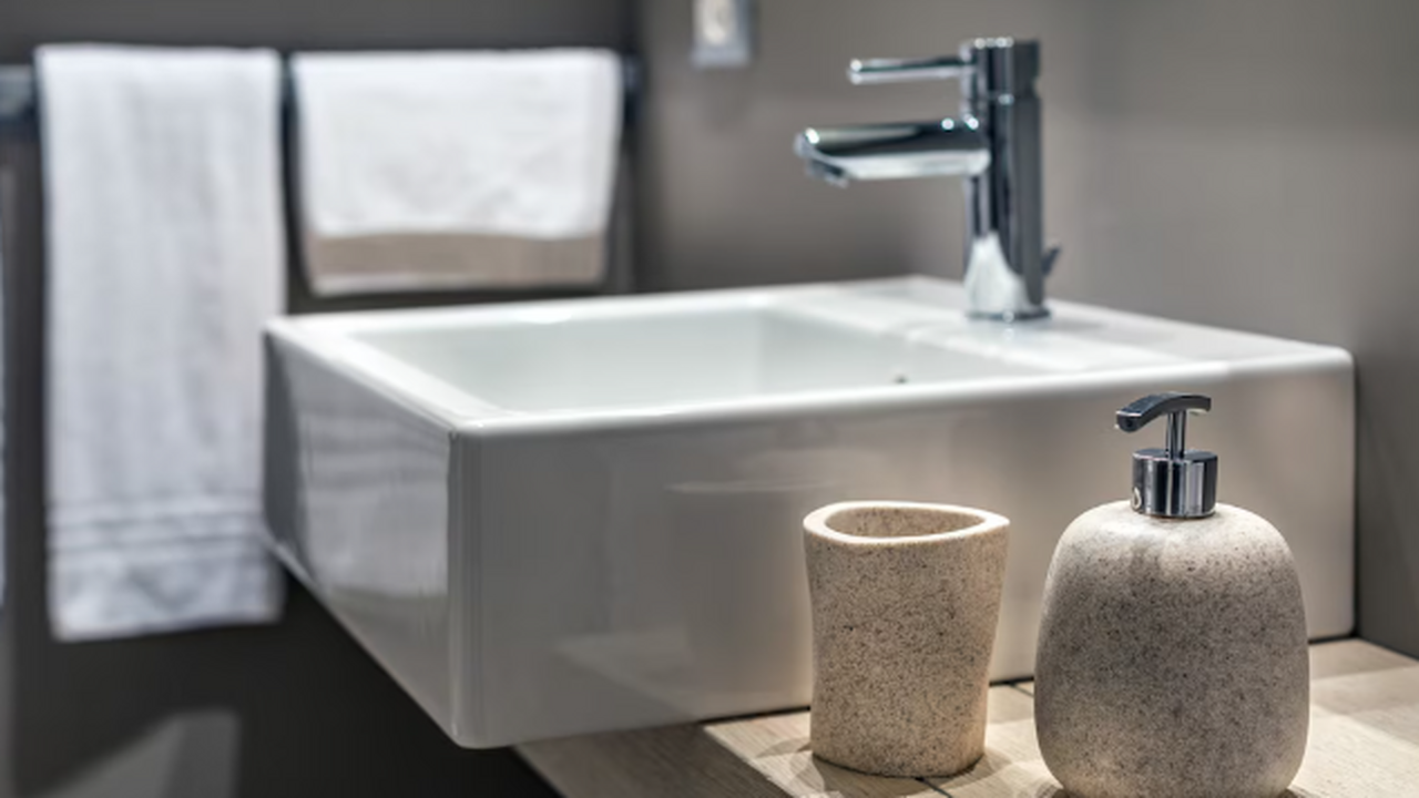 Кастрюлю слили — и забыли. А трубы — нет Слитая...