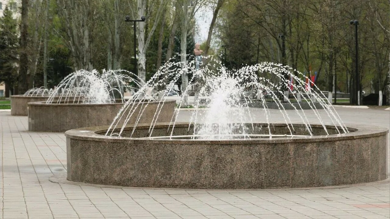 Фонтаны без подсветки открыты для посетителей с...