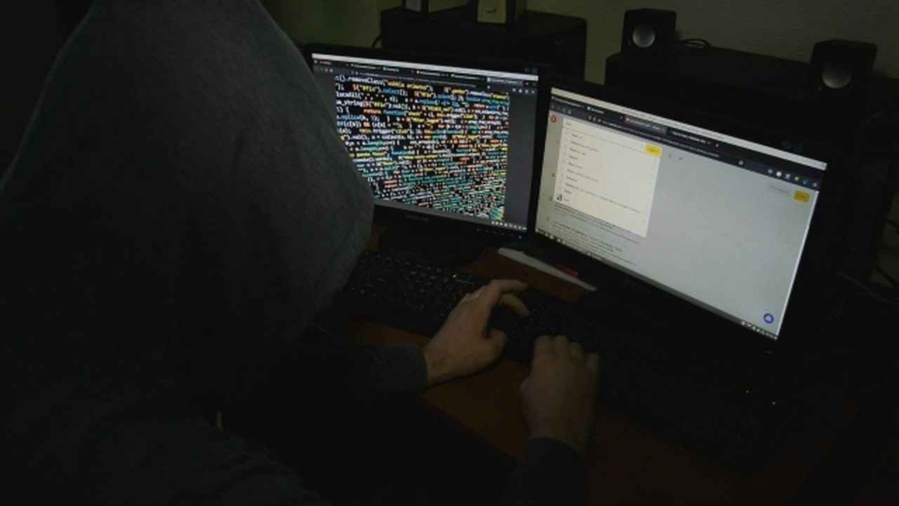 В отдельных случаях мошенники убеждают людей оф...