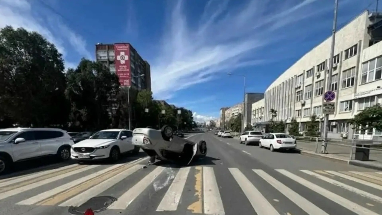 В Самаре на перекрестке Ново-Садовой столкнулись две LADA Granta После ДТП медицинская помощь потребовалась 25-л...