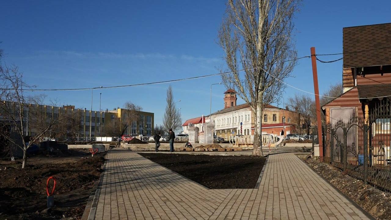 На площади начали монтировать игровой комплекс ...