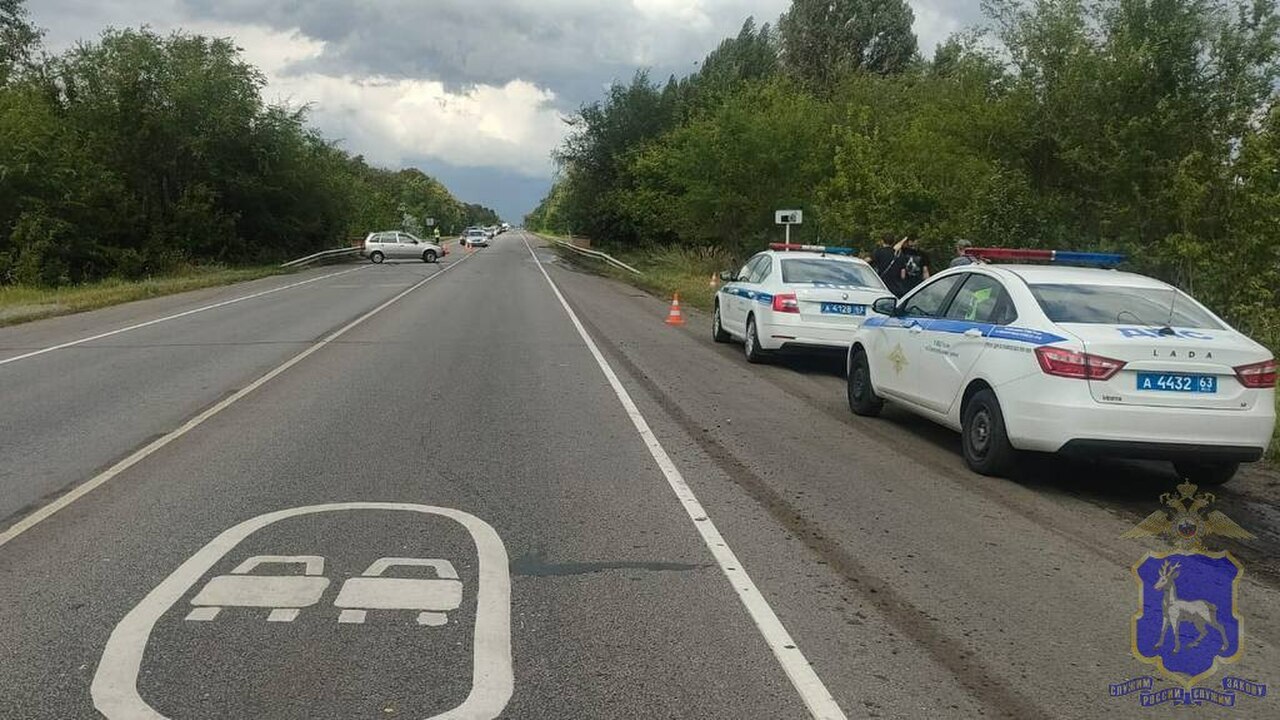 Подросток в больнице: полицейские расследуют наезд на 14-летнего пешехода на трассе Тольятти-Ташелка ДТП произошло около 13:00 на трассе Тольятти-Та...