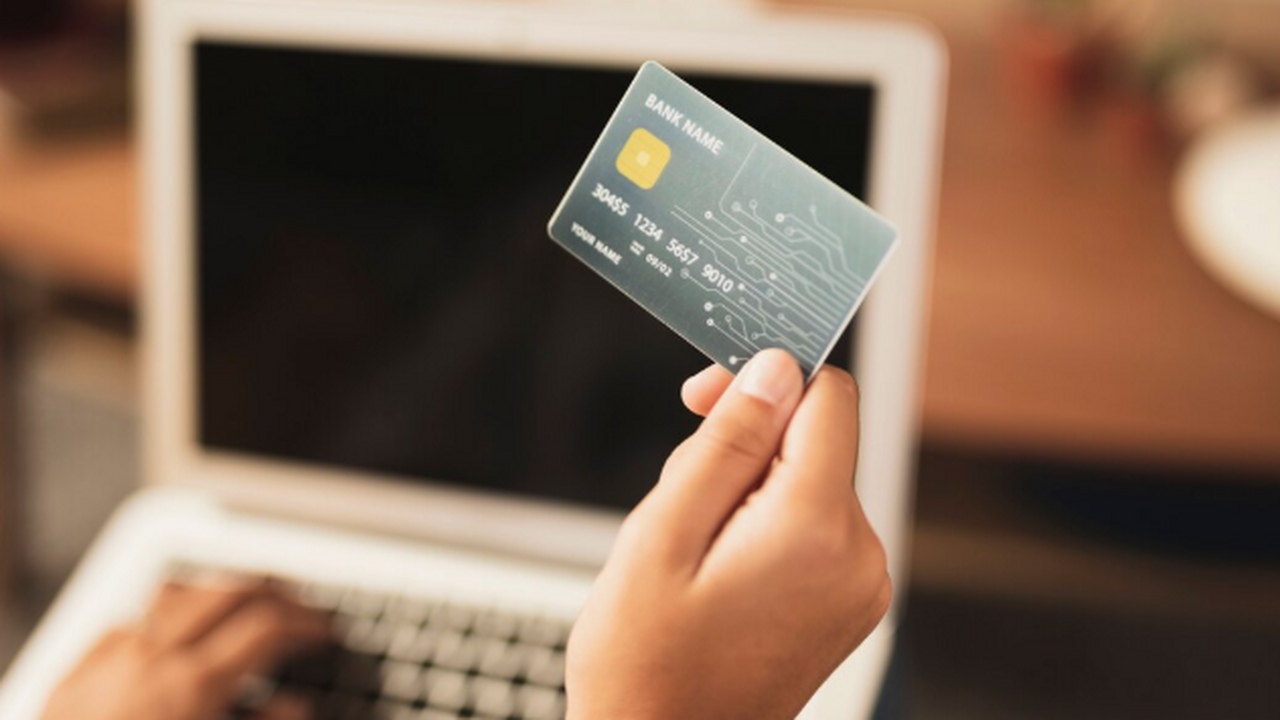 Нашли чужую банковскую карту: Вот почему не стоит ее подбирать Совет «переведи 1 рубль с комментарием, и владе...