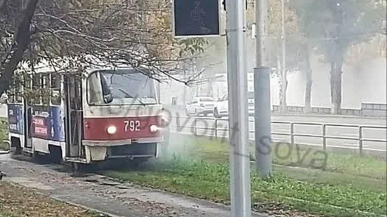 В Самаре выясняют, почему задымленный трамвай двигался с открытыми дверями На улице Николая Панова очевидцы сняли трамвай,...