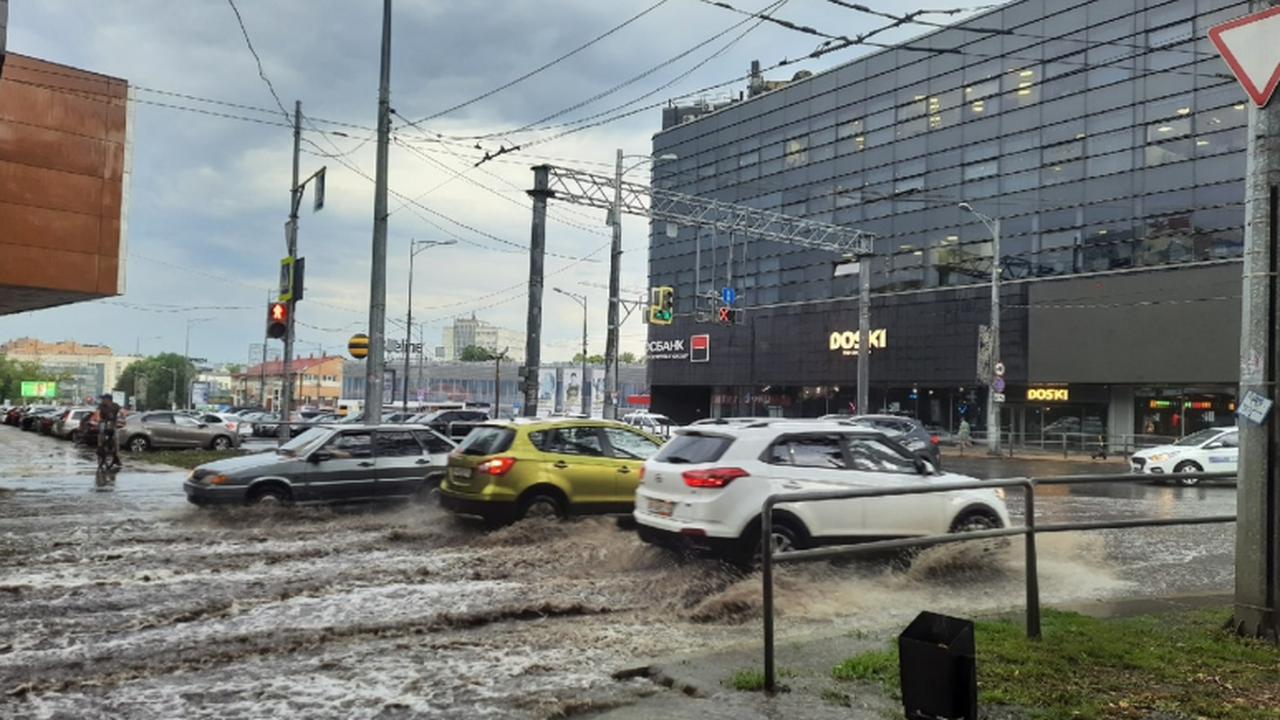 Все уже началось и вряд ли закончится: Последствия жуткого непогоды в Самарской области Сильнейший ливень пришел в Самару вечером 5 авг...