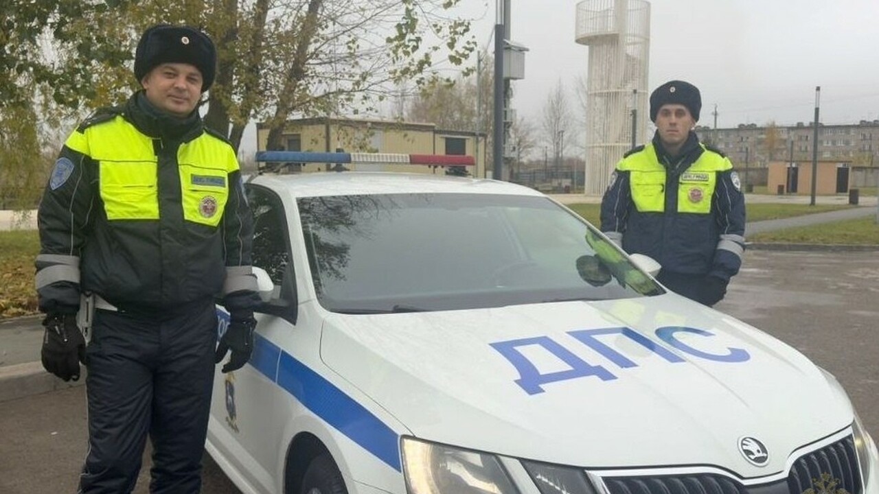 В Самарской области экипаж ДПС сопроводил автомобиль с больной до медучреждения Родные женщины выразили благодарность сотрудник...