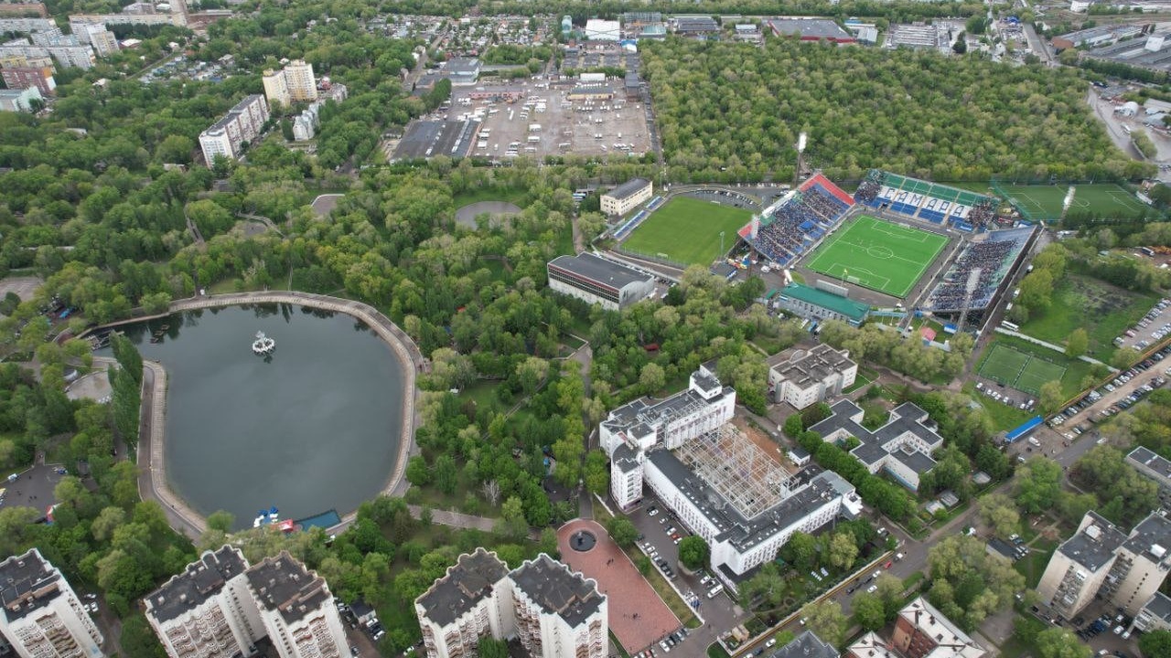 В настоящее время на участках расположены стары...