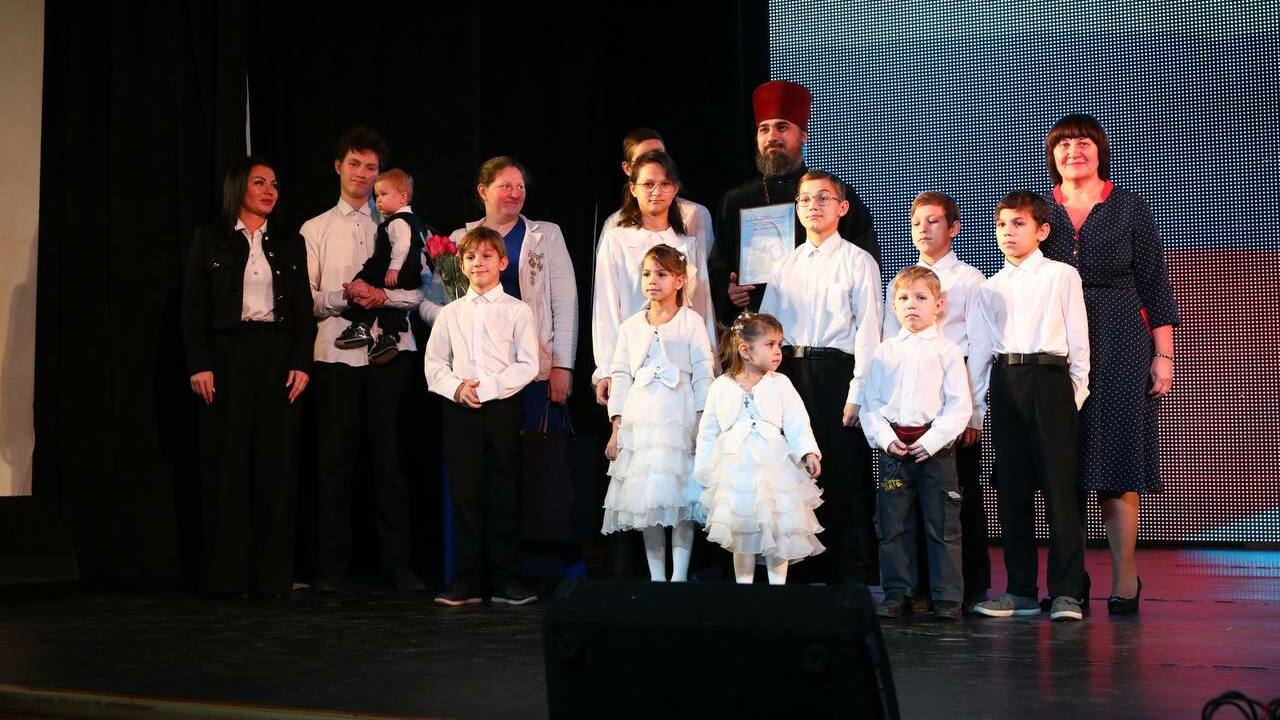 В областной столице поздравили мам и жен участн...