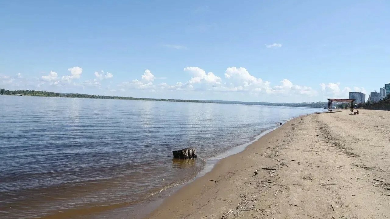 Водолазы проверяют состояние дна и проводят зам...