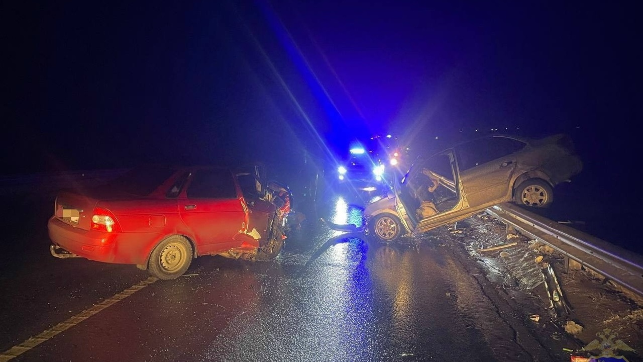 На трассе М-5 столкнулись два легковых автомобиля