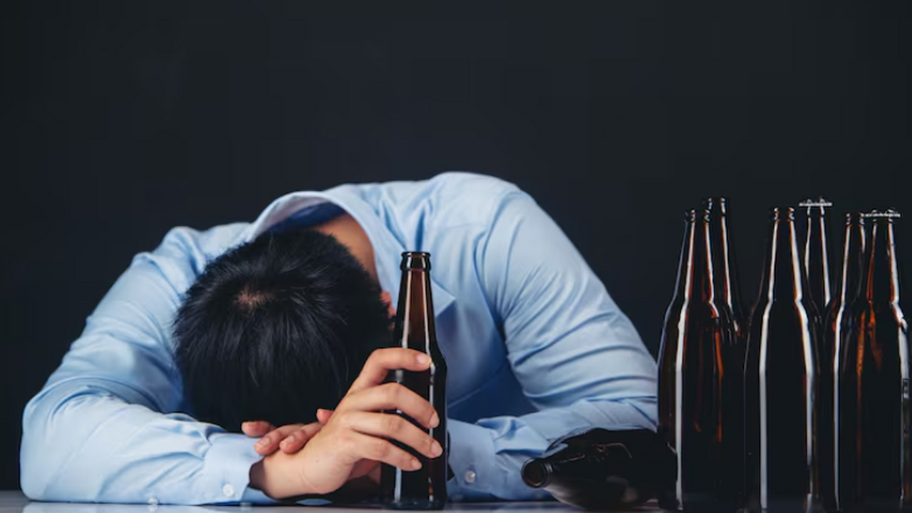 Нарколог рассказал, как можно распознать ранние признаки алкоголизма Врач-нарколог объяснил, как отличить бытовое уп...