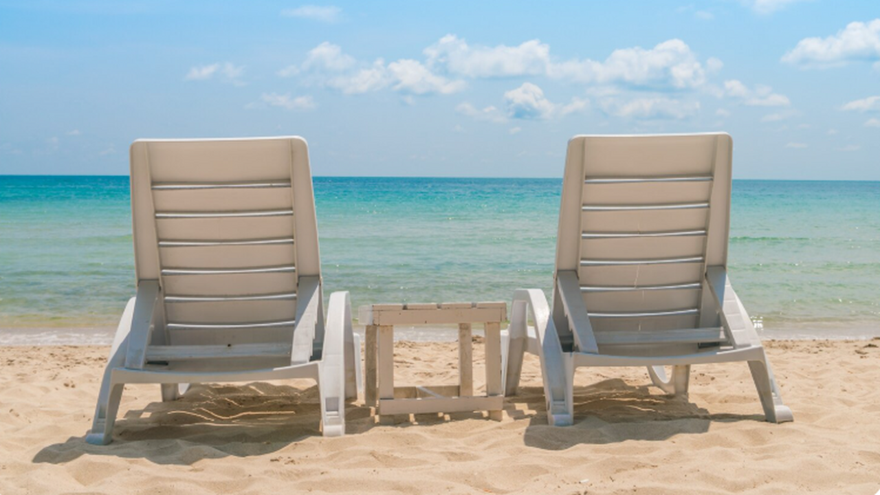 Полотенце может грозить штрафом: курорты ограничивают «бронирование» лежаков В Европе вводят санкции за занятие лежаков поло...