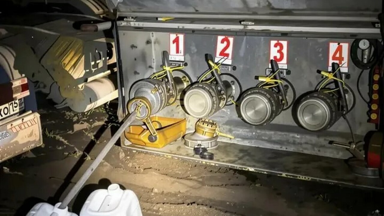 В Самаре водителей автобойлеров поймали с поличным при похищении топлива В Самаре задержаны двое водителей автобойлеров,...
