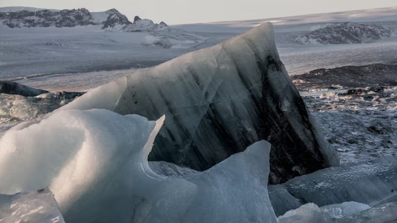 Ученые обнаружили под ледяным покровом Антаркти...