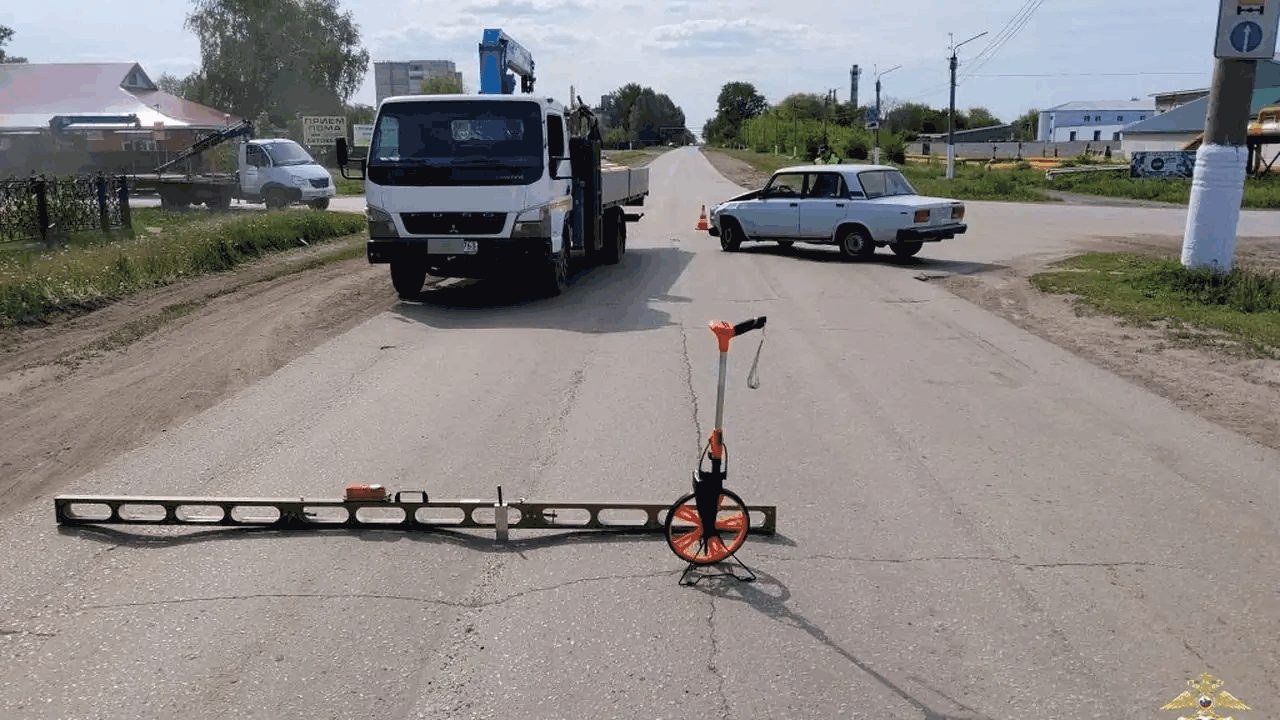 В Самарской области столкнулись манипулятор FUSO FE85DG и авто ВАЗ-21070 В посёлке Безенчук при проведении административ...