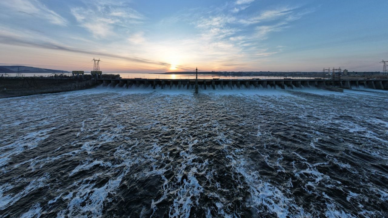 Уровень сброса воды через водосливную плотину Ж...