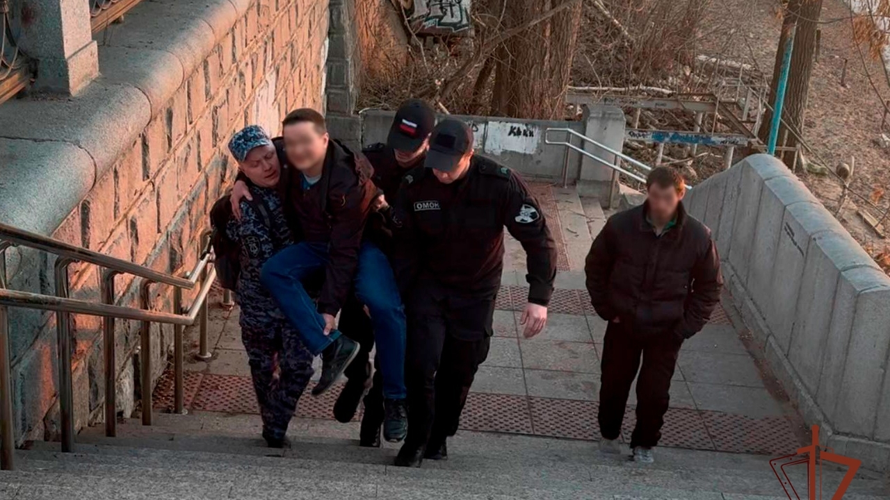 Бойцы ОМОН «Смерч» передали пострадавшего медикам