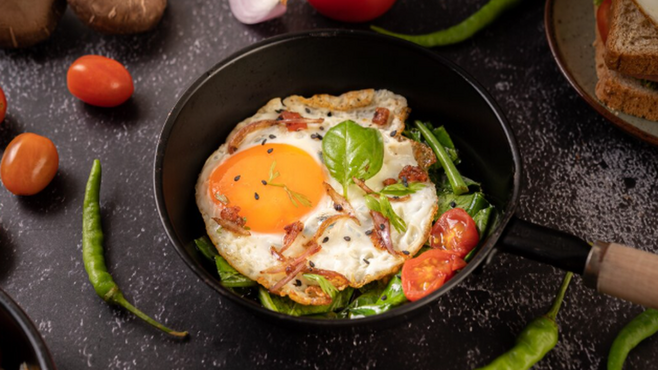 Яичница перестанет прилипать: роковая ошибка с разогревом сковороды, от которой давно пора избавиться Секрет идеальной яичницы: Как забыть о прилипше...