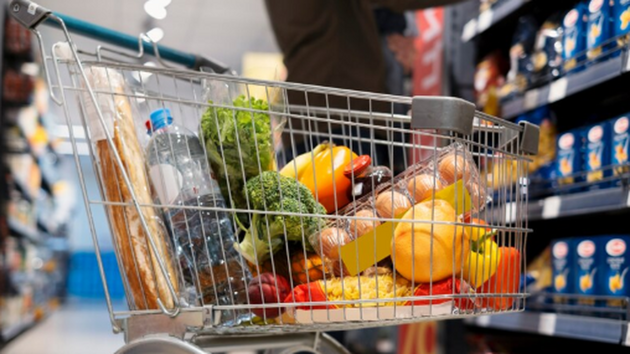 Больше никто не шутит: популярный продукт резко подешевеет в супермаркетах на 45% с 28 июня популярный продукт резко подешевеет в супермарк...