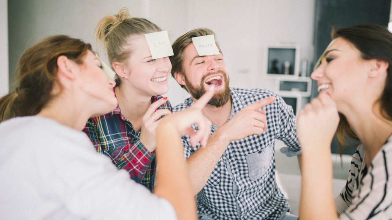 Миллер предлагает включать смех в базовые реком...