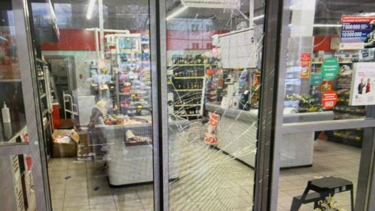 Подозреваемые в ночное время вскрывали двери ма...