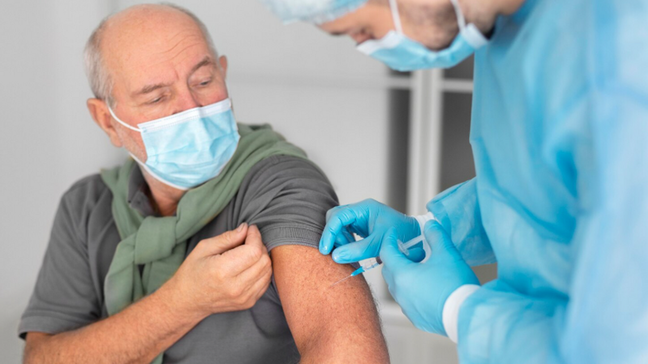 Инфекционист: после 60 лет прививка от гриппа важна ежегодно Инфекционист Евгений Тимаков напомнил, что людя...