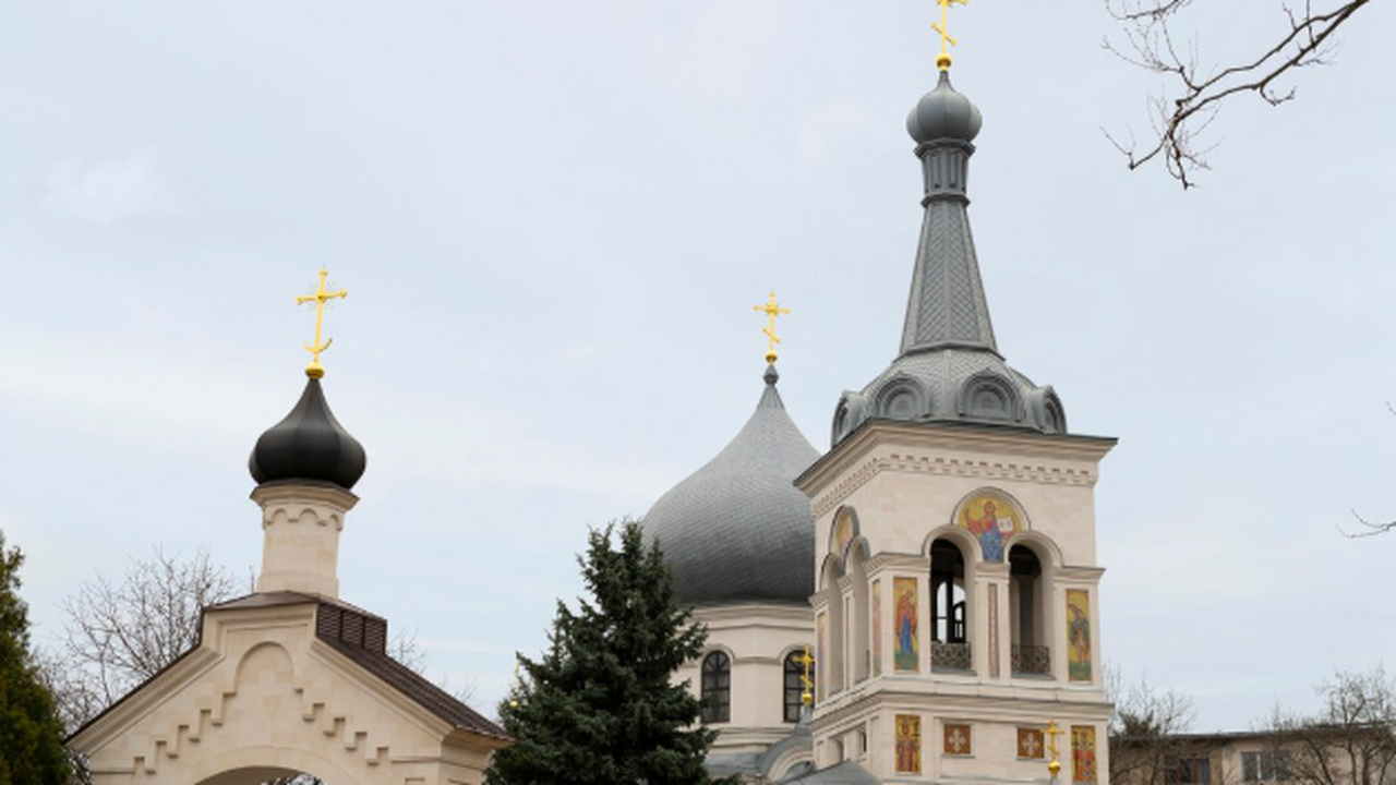 Православные в России чтят День обретения мощей патриарха Тихона 22 февраля в России православные верующие отмеч...