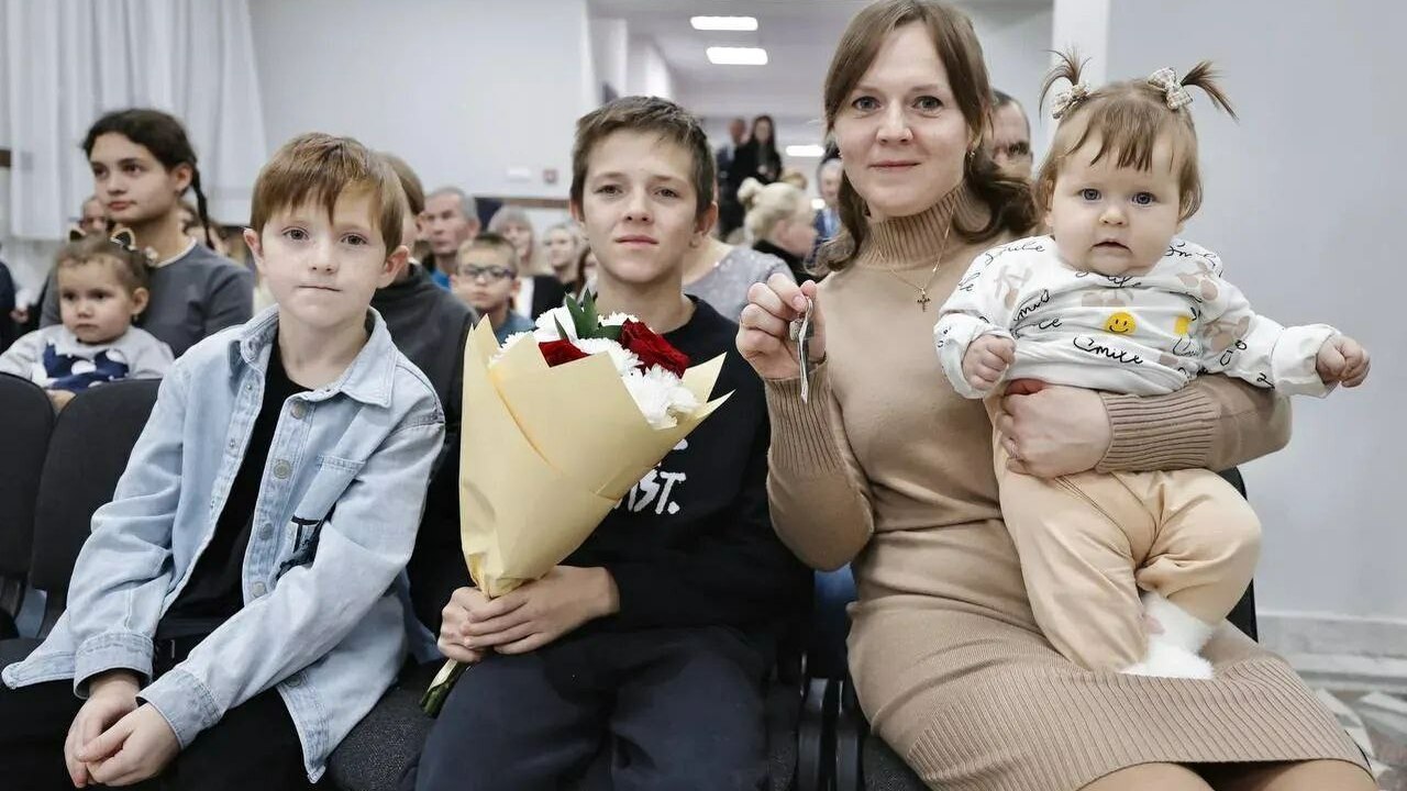 Вячеслав Федорищев вручил ключи от новых домов 11 исаклинским семьям Губернатор Самарской области Вячеслав Федорищев...