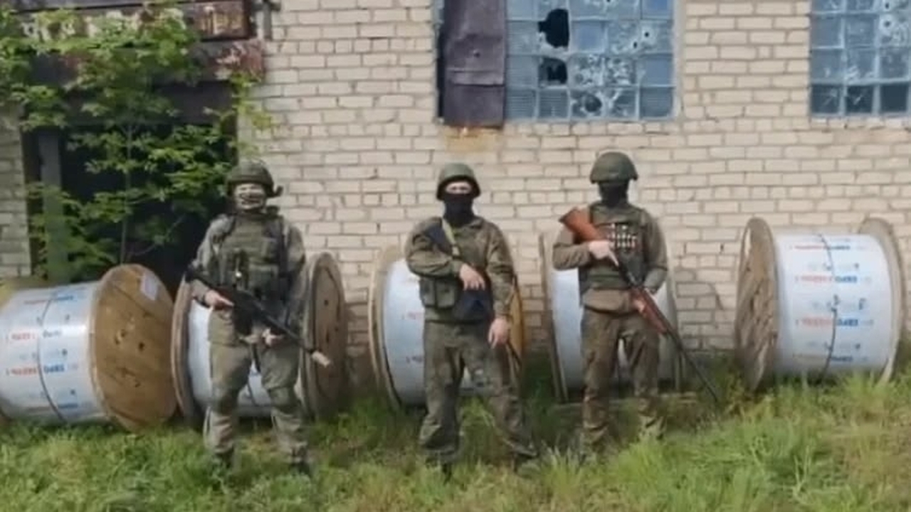В состав посылки вошли строительные материалы, ...