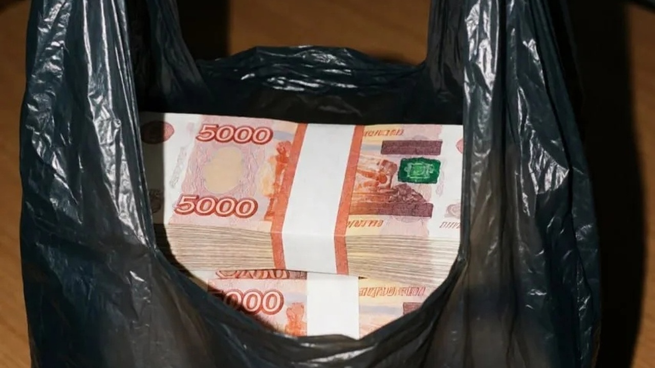 В Тольятти сотрудники уголовного розыска задержали курьера мошенников Он сообщил, что действовал по указаниям других ...