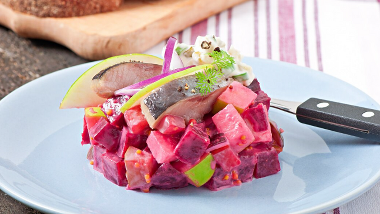 В "Селёдке под шубой" слои выкладываю только в таком порядке: классический рецепт с неожиданным поворотом Без этого салата трудно представить праздник. Н...