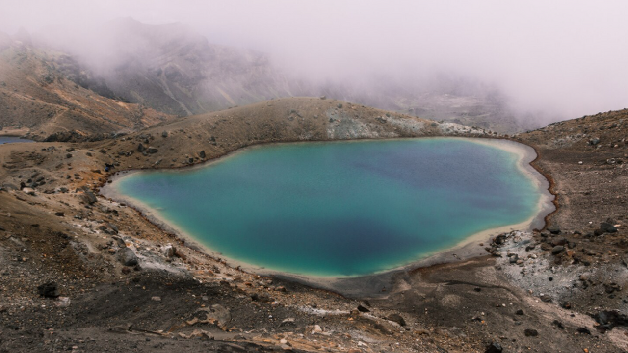 Под толстым слоем соли Большого Солёного озера ...