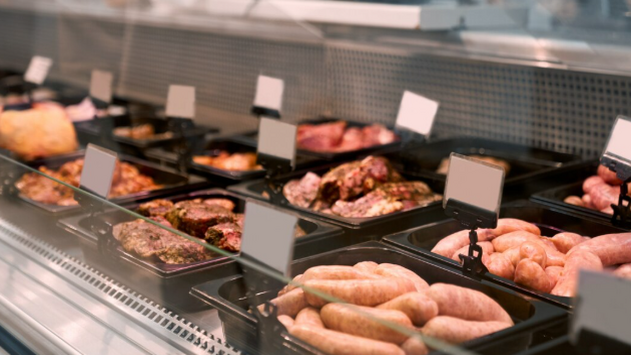 Без сои, 100% мясо: эксперты Росконтроля определили лучшую колбасу для «Оливье» — самое то к Новому году Упаковки кричат «Докторская», «Молочная», «Люби...