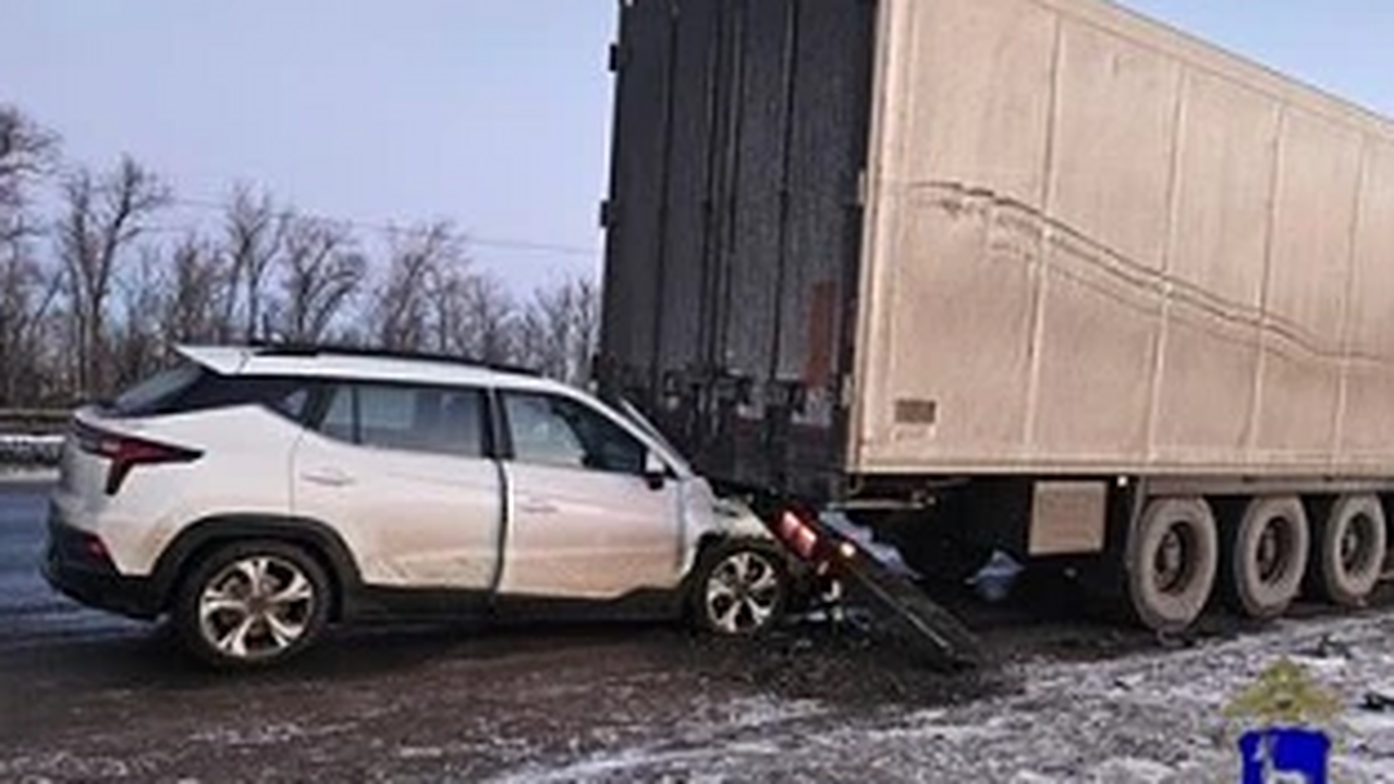 Женщина-водитель госпитализирована после наезда на КамАЗ в Красноярском районе На трассе М-5 "Урал" "Москвич" врезался в припа...