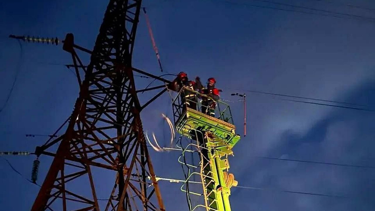 22 бригады энергетиков работают в Самарской области на восстановлении линий Электроснабжение уже восстановлено для 70% пост...
