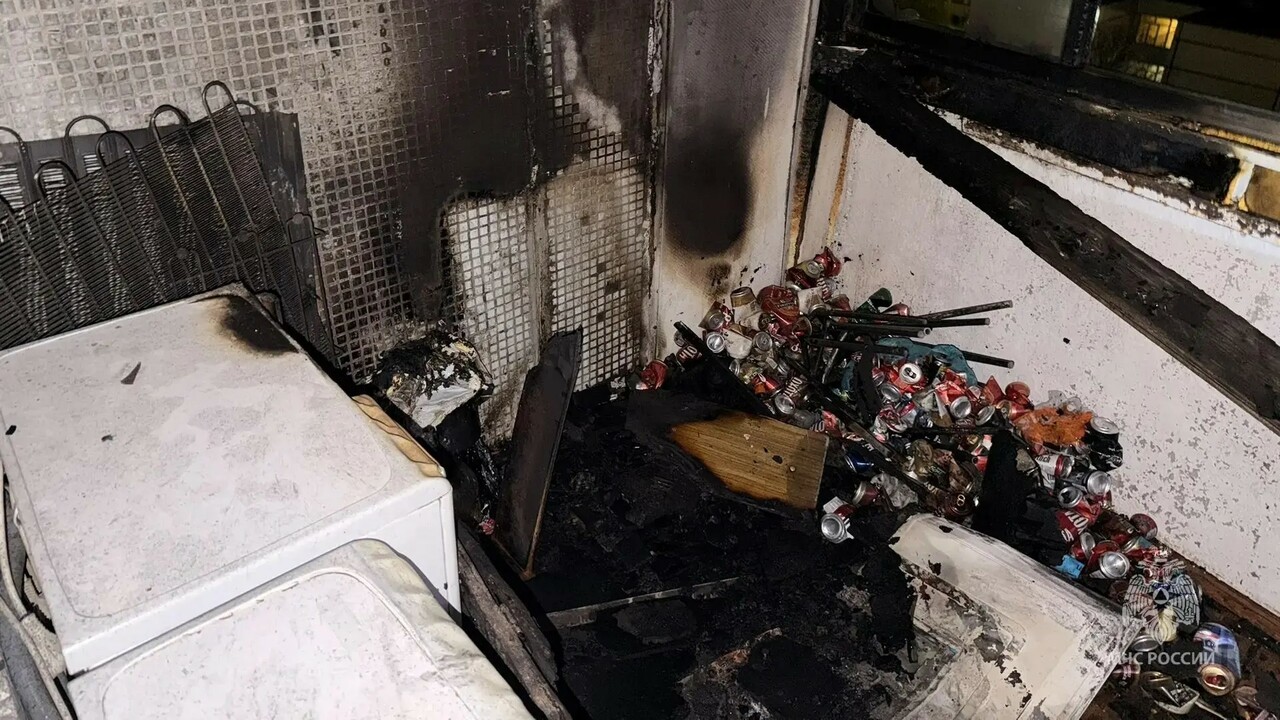 Пожар из-за курения на балконе произошел в Тольятти 29 октября Прибывшие пожарные спасли двух человек