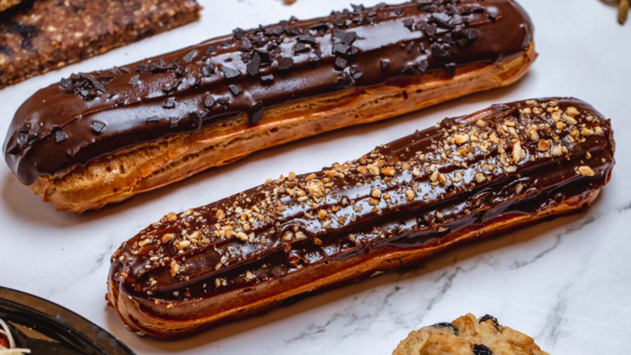 Всего 10 минут — и вкуснейшие эклеры уже на столе: детей еле оттащишь Вкус эклеров, удобство рулета: воздушный заварн...