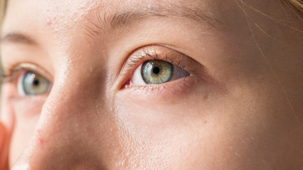 «Мушки» и вспышки перед глазами могут сигнализи...