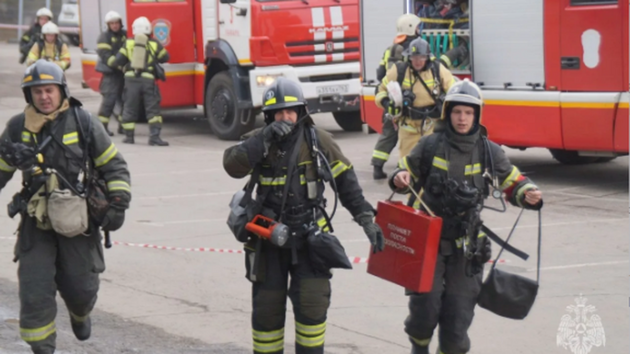 Из школы были эвакуированы 950 человек, включая...