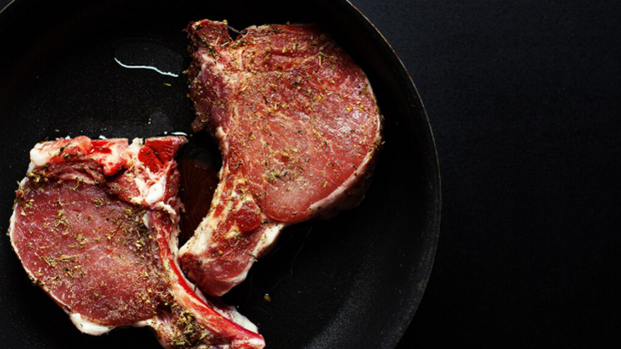 Всего ложку прямо в кастрюлю с водой: мясо нежное и сочное — секрет поваров СССР Даже хорошее мясо после готовки бывает сухим и ...