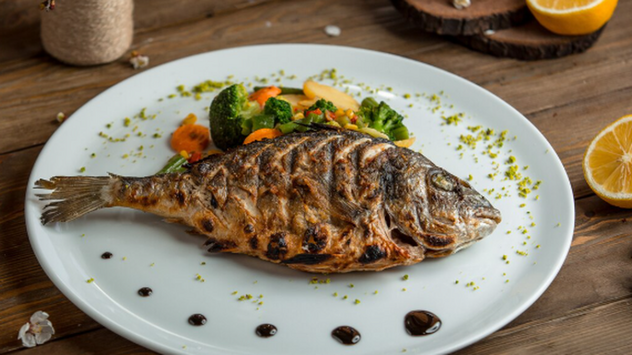 Жарим рыбу без брызг и запахов: Это простой лайфхак — как готовить без стресса и лишней уборки Рыба на сковороде может быть и сочной, и румяно...