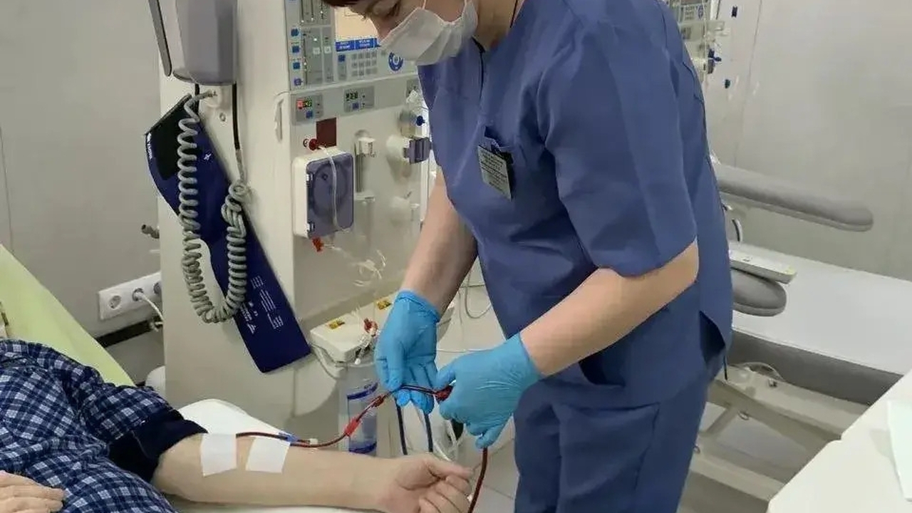 Женщина нуждается в регулярной процедуре гемоди...