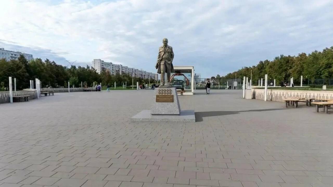 Инициативу по увековечению памяти руководителя ...
