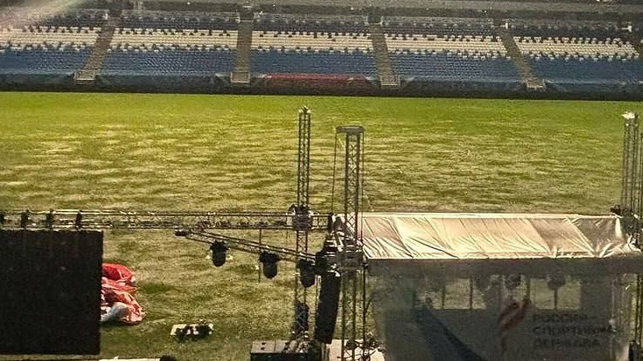 На самарской арене присыпали травой проплешины перед матчем с "Зенитом" Таким образом администрация решила устранить де...