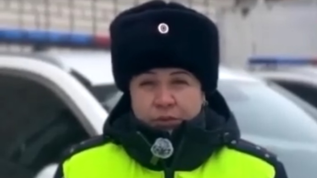 Инспекторы ДПС в Сызрани помогли замерзающему мужчине с инвалидностью Экипаж ДПС обратил внимание на одетого не по по...