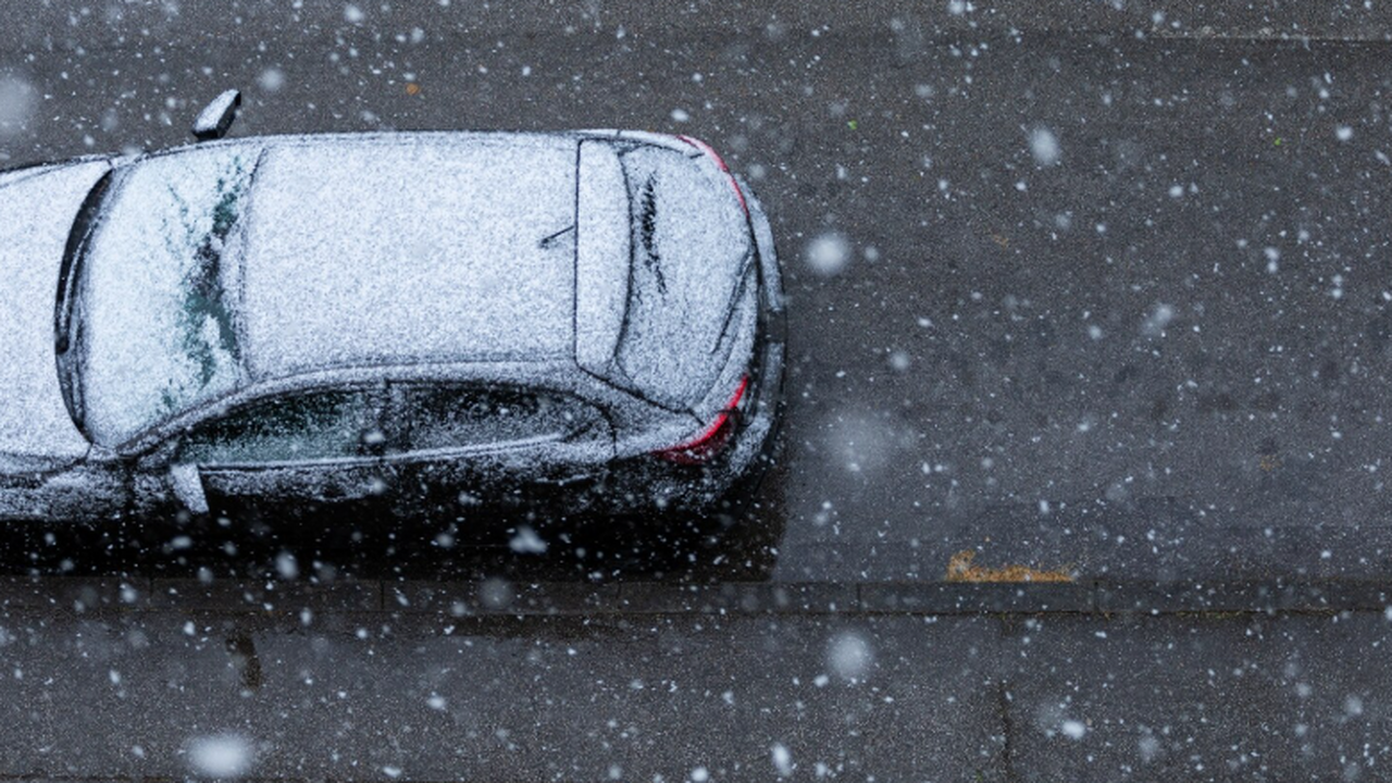 Сильный снегопад парализовал логистику в Самарс...